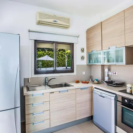 Sleeps 6 With Pool Air Con And Wifi 别墅